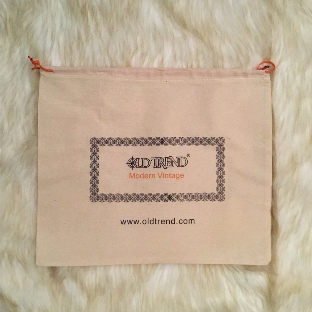 Old Trend Modern Vintage dust travel bags EUC